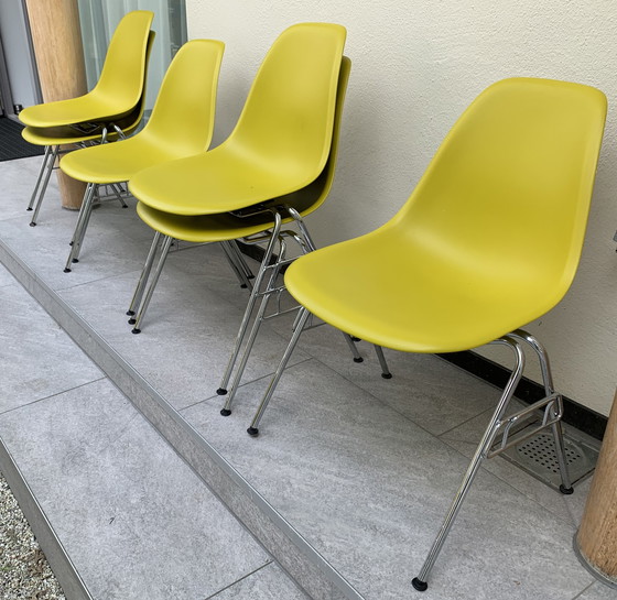 Image 1 of Chaise Vitra - Chaise d'appoint Eames en plastique RE DSS-N - Empilable (20 Disponible)