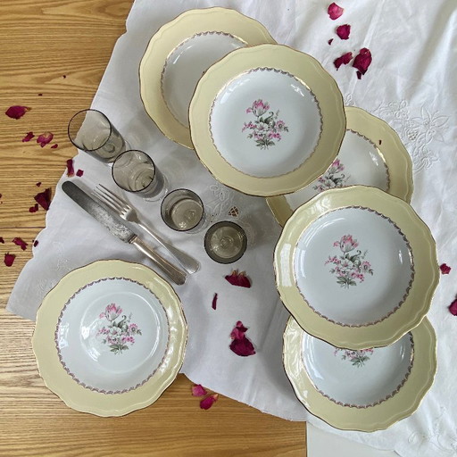 6 antieke crèmekleurige aardewerken soepborden met verguldsel, Amandinoise-patroon, Brigitte-design