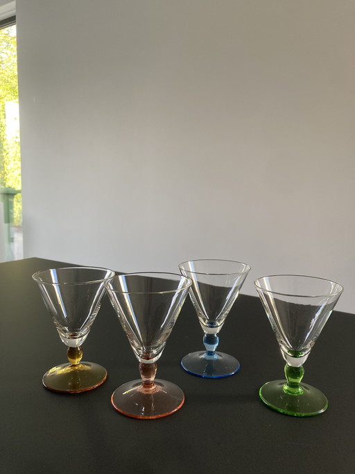 Vier französische Schnapsgläser, Mid Century (1950er Jahre), mit farbigem Sockel