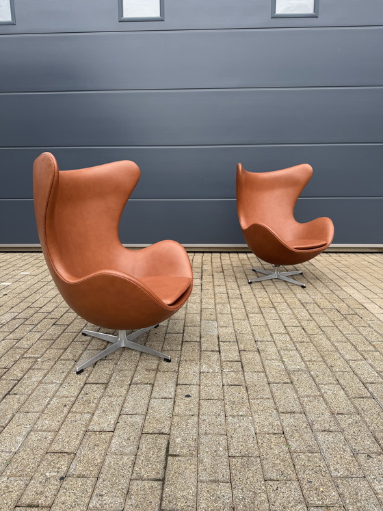 Image 1 of 2x Vintage Fritz Hansen Egg Chair Cognac uit de 1960’s leder NIEUWstaat!