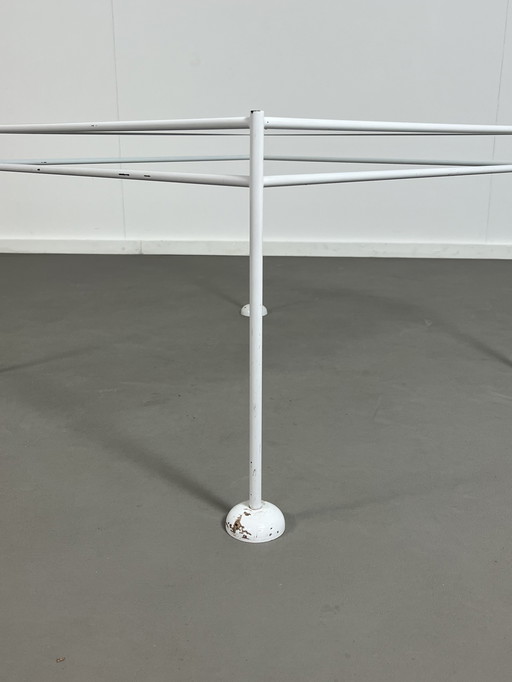 Vintage minimalistische salontafel gelakt onderstel met glazen blad