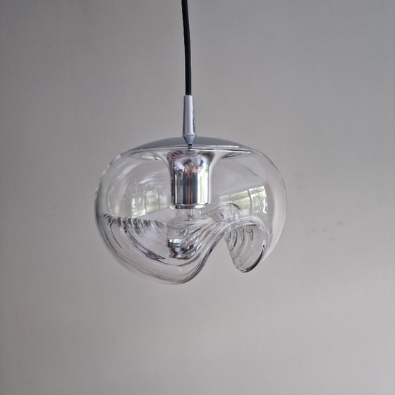 Image 1 of Vintage Space Age hanglamp – Peill & Putzler “Wave” / “Futura” – 1970s Duitsland – Glas en Metaal – Ø 22 cm. Space Age Design