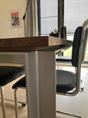 Se vende mesa de comedor de diseño de gran tamaño.