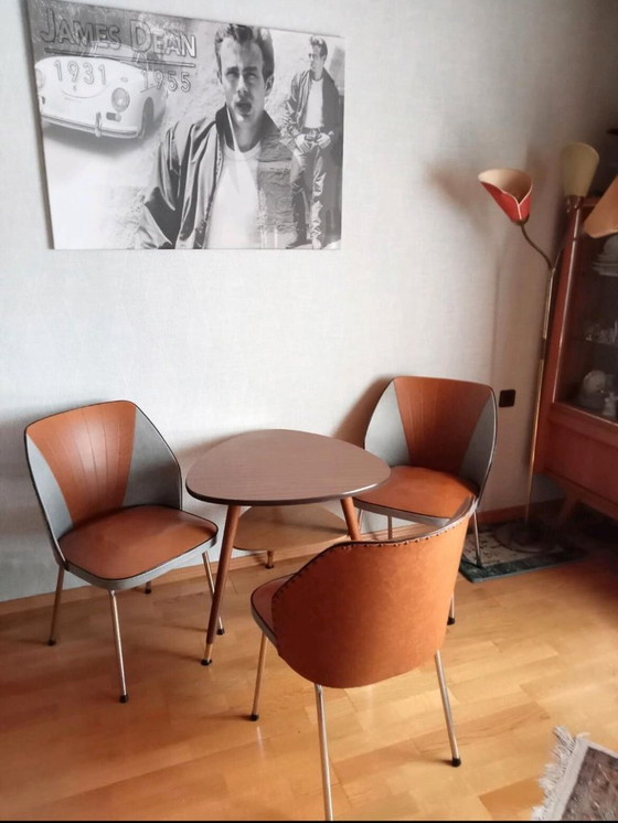 Image 1 of Juego de sillones club de mediados de siglo que incluye una mesa en forma de riñón y tres sillas. Conjunto de asientos estilo ro