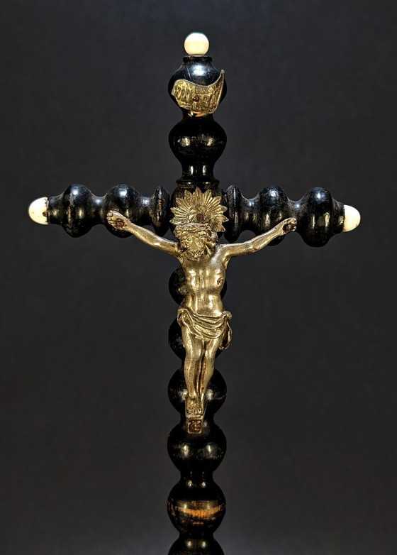 Image 1 of Croce antica restaurata in legno nero e metallo argentato, raffigurante Cristo in stile Napoleone III.