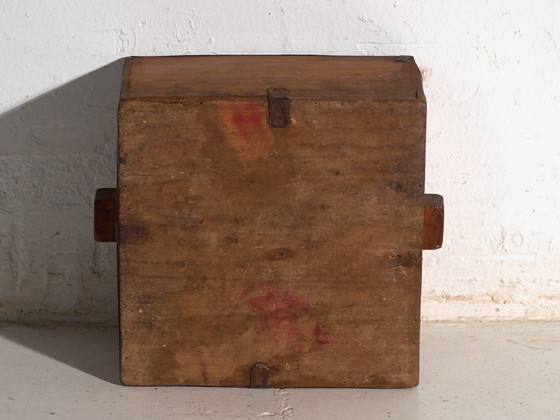 Antica misura per grano Dou in legno di olmo, Cina, circa 1900, Oggetti decorativi, Ferro, Rustic (foto 8 di 10)