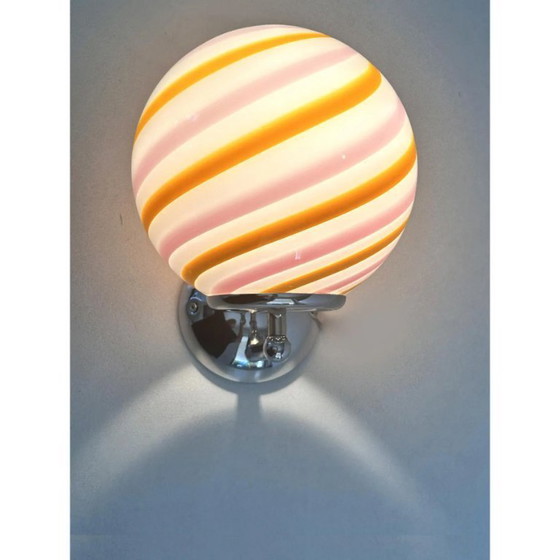 Image 1 of Set van twee moderne amberkleurige en roze "staafvormige" wandlampen van Murano-glas.