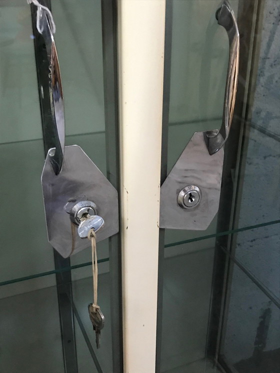 Image 1 of Vitrine médicale vintage années 70