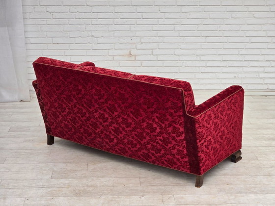 Image 1 of Deense driezitsbank uit de jaren 50, bekleed met velours en eikenhout.