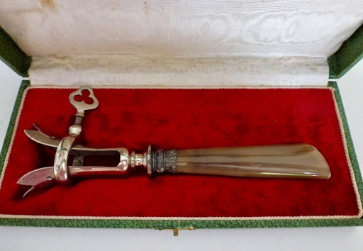 Antiek Frans serveerinstrument, "manche à gigot" of lamsbouthouder genoemd.