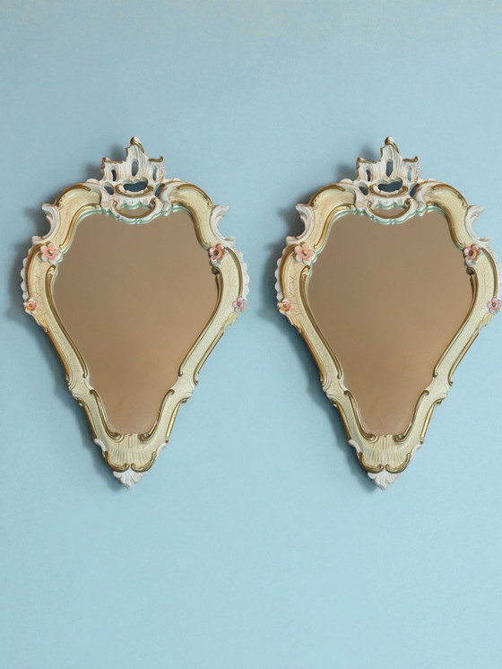 Image 1 of Set aus 2 Florentiner Barock Wandspiegeln 55×36 cm – Italien Vintage 1950–1970 – handbemaltes Holz mit Craquelé & Pastellblüten 