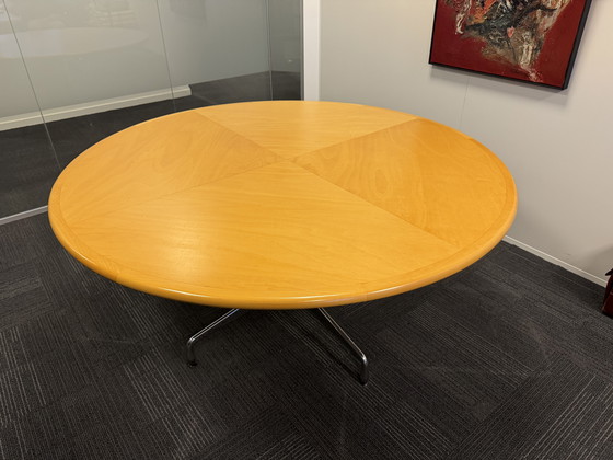 Image 1 of Vitra ronde eet/vergader tafel kersen hout