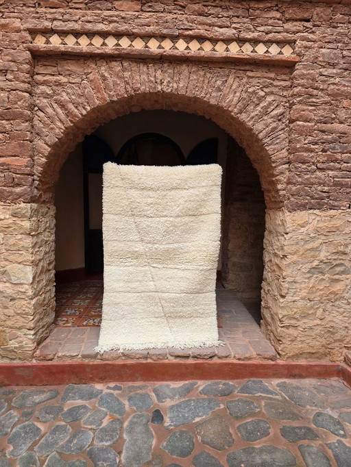 Small plush Moroccan Beni Ourain rug 158 x 103 cm 