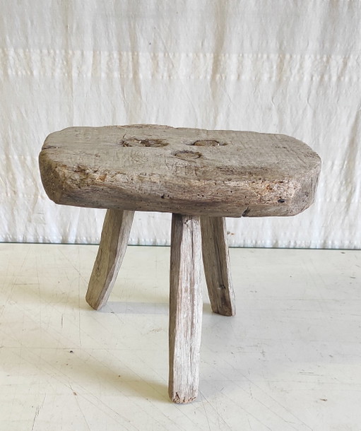 Taburete trípode brutalista de madera maciza - mediados del siglo XX