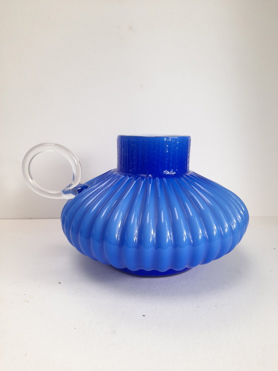 Image 1 of Vase en opaline bleue à anse ronde