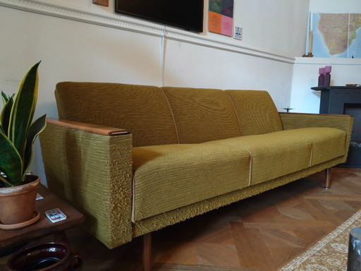 Originales goldgrünes Mid-Century-Sofa aus den 1960er Jahren – ein seltenes Designstück