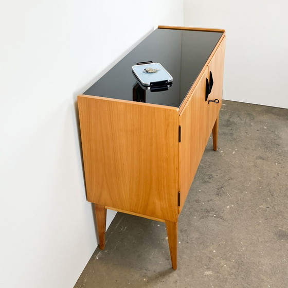 Image 1 of Piccola credenza di WK Möbel, impiallacciatura chiara con piano in vetro nero, anni '50