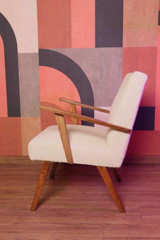 Image 1 of Poltrona vintage beige bouclé in legno di noce 1960