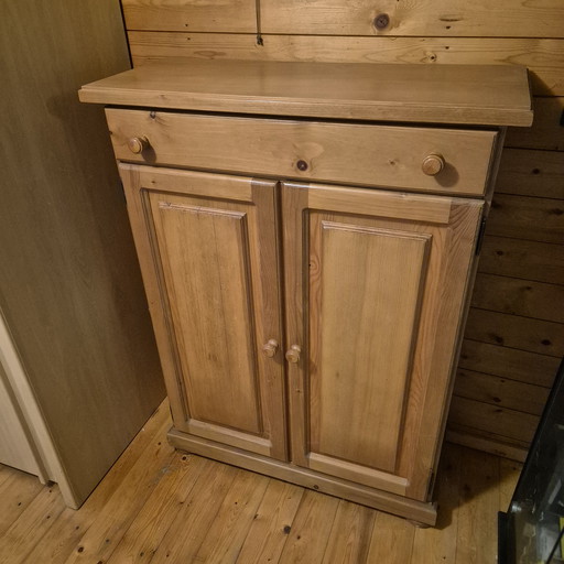 Armario de niña de pino, 120 x 36 x 90 cm, en buen estado, con bisagras y cerraduras originales.