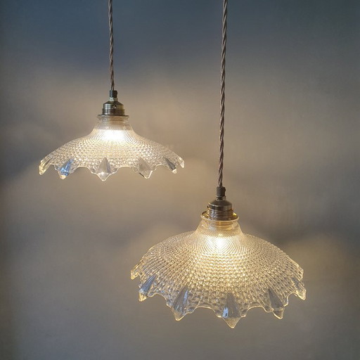 Set (2) Holophane Pendelleuchte, Art Deco, Gussglas mit gerippter Struktur