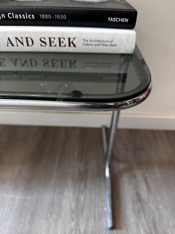 Image 1 of Mesa auxiliar estilo Bauhaus con cristal ahumado