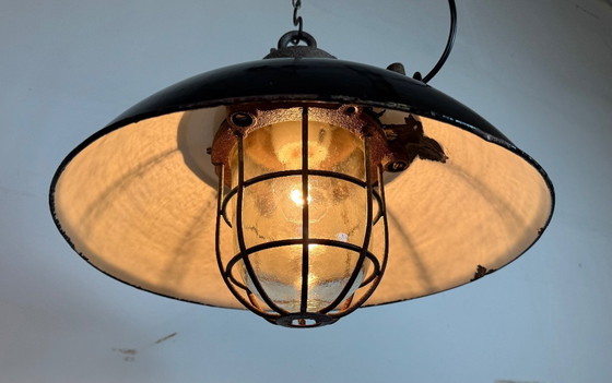 Image 1 of Lampada a sospensione industriale a gabbia in ghisa e smalto nero, anni '60