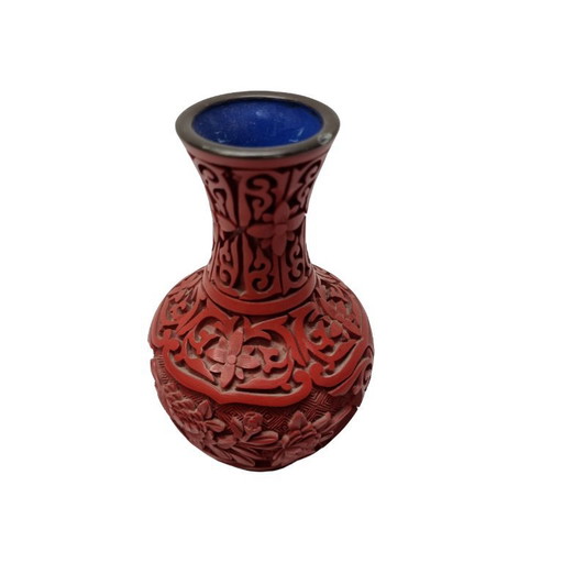 Chinese lacquerware vase