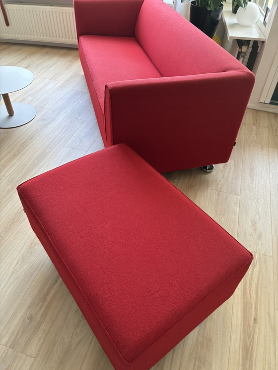Image 1 of Rode Gelderland 4800 bank met hocker, in uitstekende conditie.