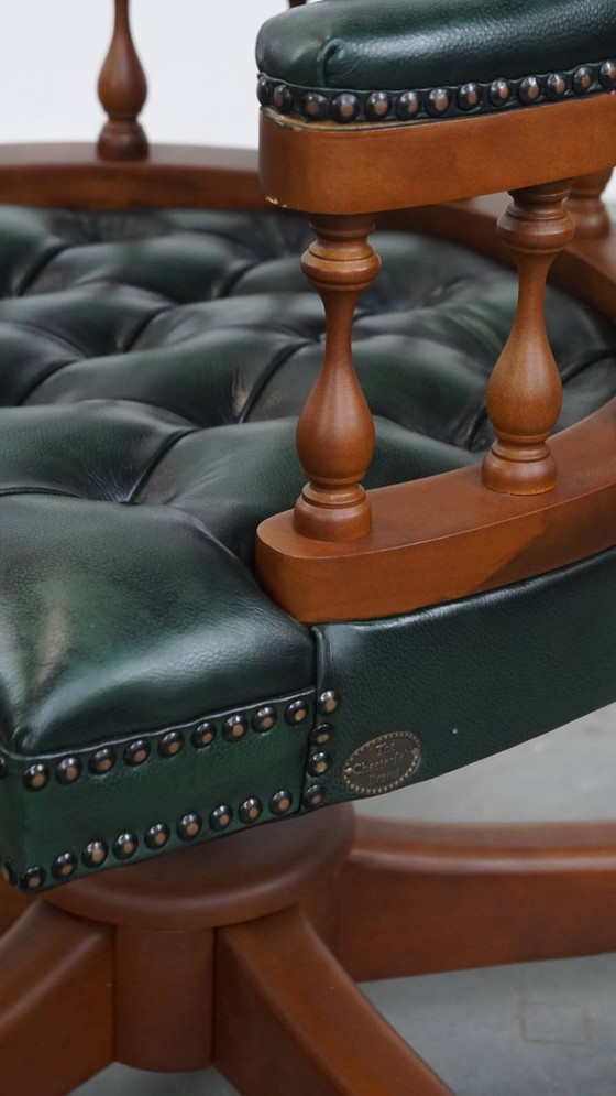 Image 1 of Rundleren en houten donkergroene chesterfield bureaustoel op wieltjes