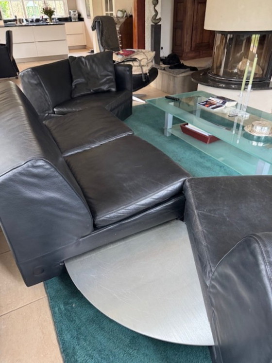 Image 1 of 4-seater black thick leather sofa, divisible with side table