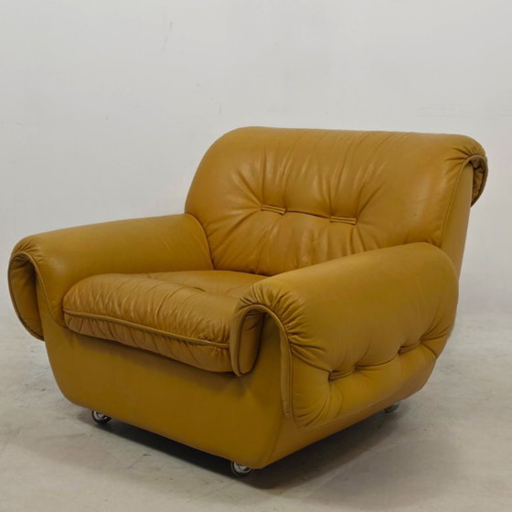 zona salotto di design italiano anni '70, era spaziale, brutalista, giallo ocra. – Sofà, Leather (photo 13 of 13)