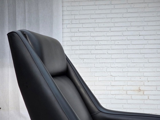 Image 1 of Deense fauteuil met hoge rugleuning uit de jaren 70, zwart kunstleer, poten van teakhout.