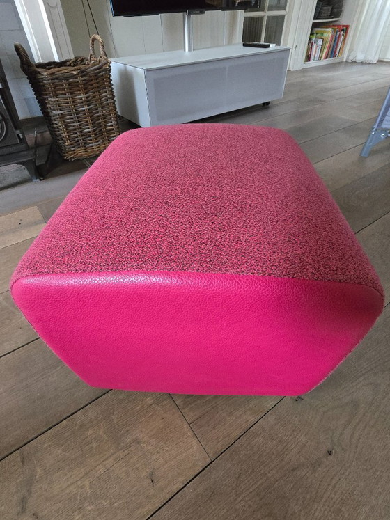 Image 1 of 2 leolux stoelen, Scylla, hoog en een poef. Scylla 965-101, fauteuil hoog Zit/rug: Macaron kl. 640 Roseo Zijkant: Senso kl. 5560