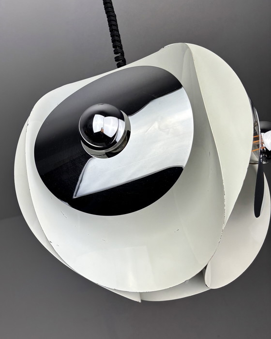 Image 1 of Goffredo Regianni Italien Space Age Pendelleuchte, 1970er Jahre, weiß lackiertes Metall &amp; Chromschilde, Mid Century, Industr