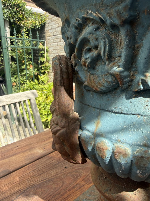 2 Antieke Tuinvazen – decoratieve objecten, Iron