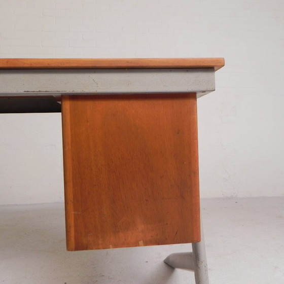 Escritorio industrial con 2 cajoneras, década de 1960. – Wood, Iron (photo 15 of 32)