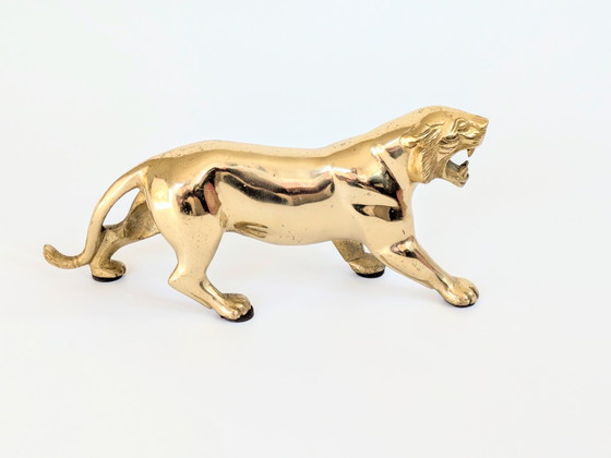 Image 1 of Statuetta vintage in ottone massiccio raffigurante una leonessa o una tigre | Scultura di metà secolo | Lunghezza 24,5 cm
