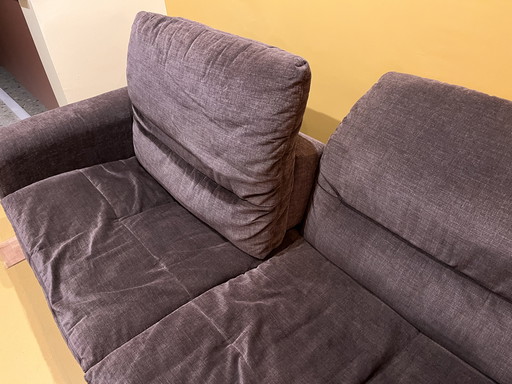 Banc violet unique en son genre, pouvant être placé dans différentes positions