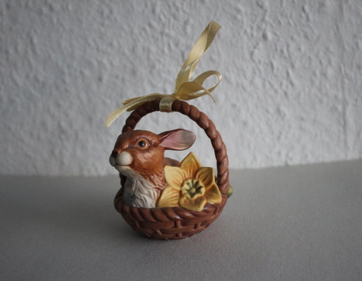 Un conejito adorable en una cesta con una flor amarilla. Goebel Edición Limitada Sorpresa de Pascua 2001