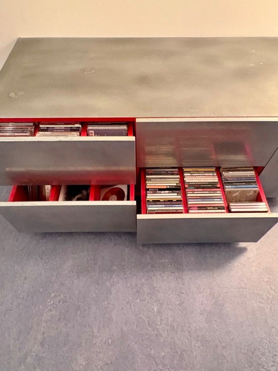 Image 1 of Zinc coulé avec art rouge Arno Kortschot Meuble CD