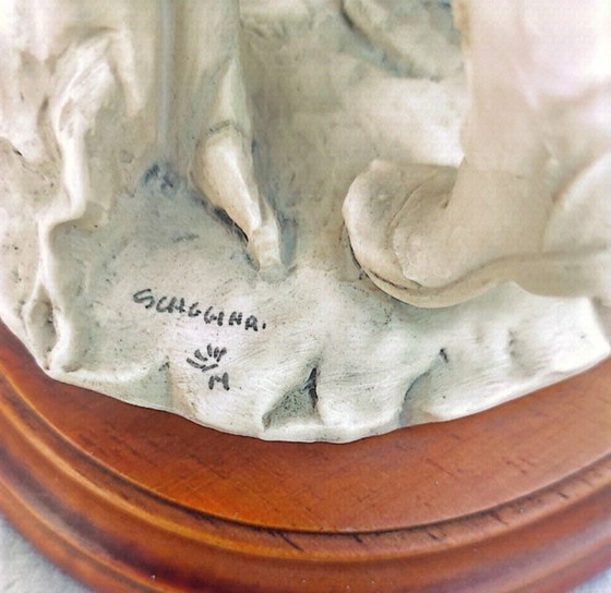 Ensemble de 3 statues de Capodimonte, vintage, en bon état – Sculptures, Porcelain, Wood (photo 7 of 8)