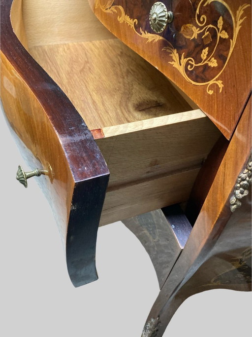Commode de style Louis XV avec marqueterie et ferrures en bronze. – ladekasten, Wood