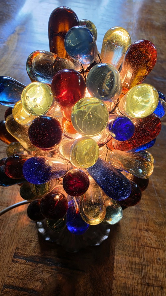 Image 1 of Lampada da tavolo vintage in stile Hollywood Regency con grappolo d'uva in vetro artistico | Vetro lavorato a mano | Un oggetto 