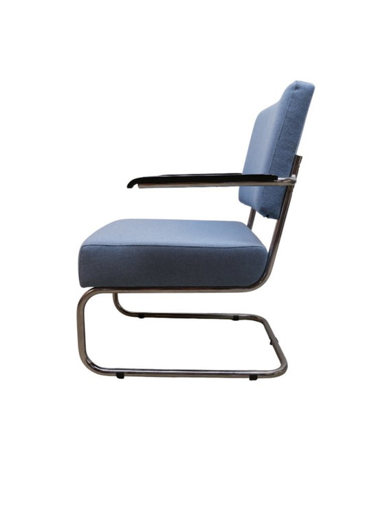 Image 1 of Poltrona con struttura tubolare e rivestimento in tessuto blu.