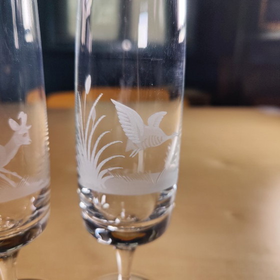 Image 1 of Elegantes Set aus 6 Kristallsektgläsern, fein graviert mit einer Jagdszene