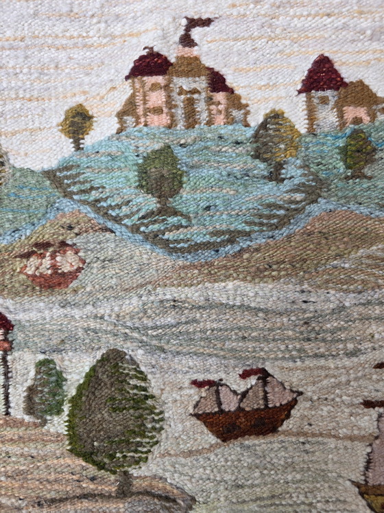 Image 1 of Tapisserie murale polonaise vintage tissée à la main représentant des villages et des bateaux