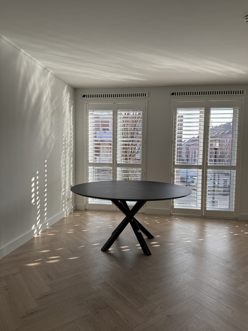 Eettafel rond 159cm met Fenix Arpa HPL en stalen X-poot