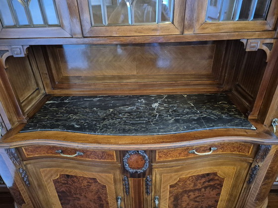 Monumentaler Schrank/Buffet im Jugendstil mit Bücherregalen (Nussbaum & Marmor) – Buffetschränke, Glass (photo 9 of 16)