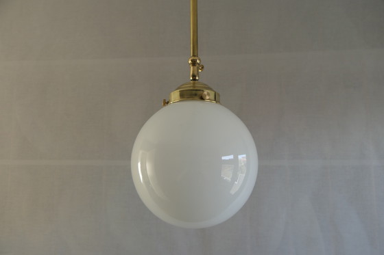Image 1 of Art Déco – 3 lampade da scuola, lampadario a sospensione con vetro opalino e struttura in ottone - Altezza regolabile