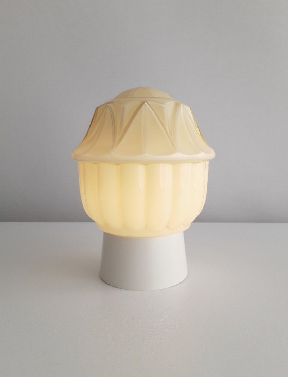 Image 1 of 1 van 2 beige vanille glazen art deco plafondlampen van Thabur in Den Haag, small variant, art deco lamp glazen bol; NOG 2 BESCH